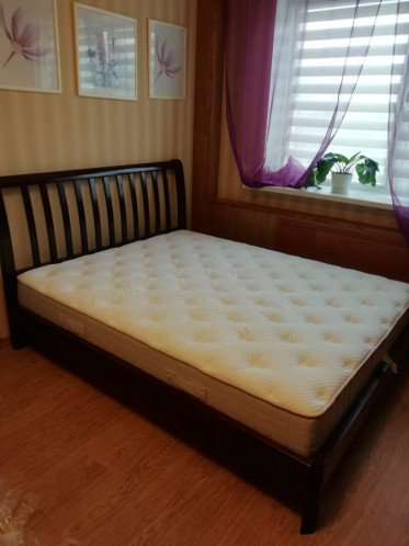 Кровать двуспальная из натурального дерева Беатрис, массив сосны, цвет венге 3. Изделие укомплектовано матрасом с ортопедическим эффектом.